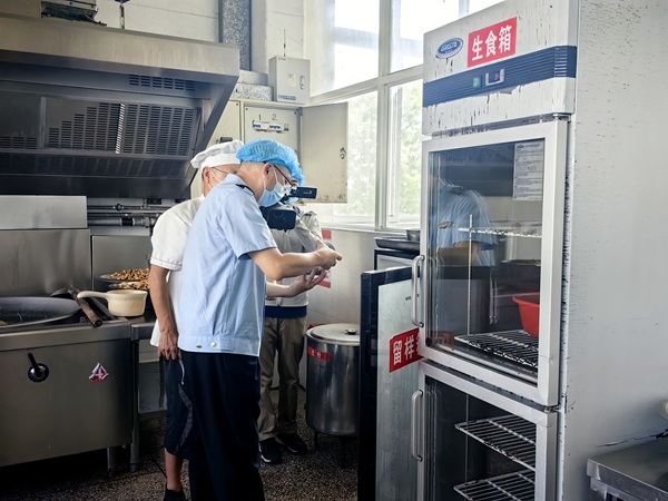 检查食堂留样柜.jpg